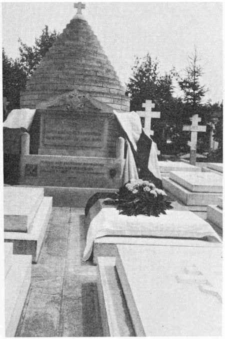 Копия памятника на кладбище во Франции.
