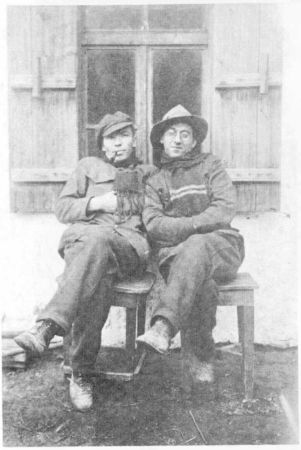 И. С. Блоха (справа?) — гвардейский офицер
